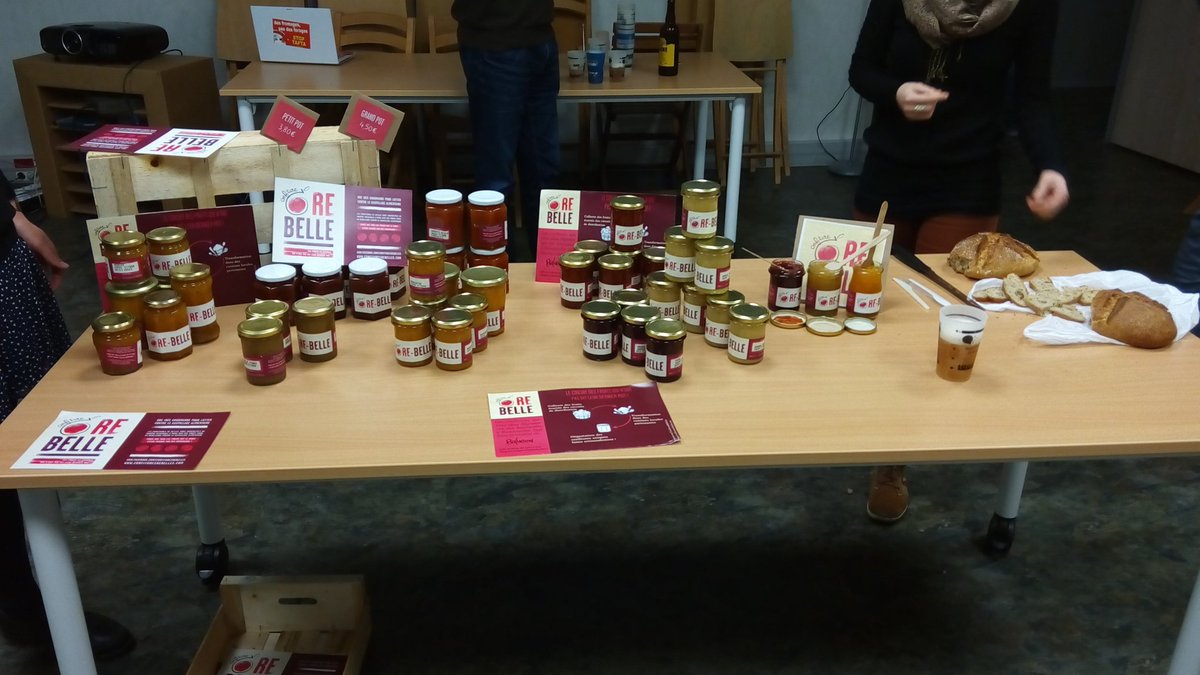 Présentation et dégustation des confitures <a href="/Re_Belle_/">RE-BELLE</a> chez #Enercoop. Avec des fruits sauvés de la poubelle !