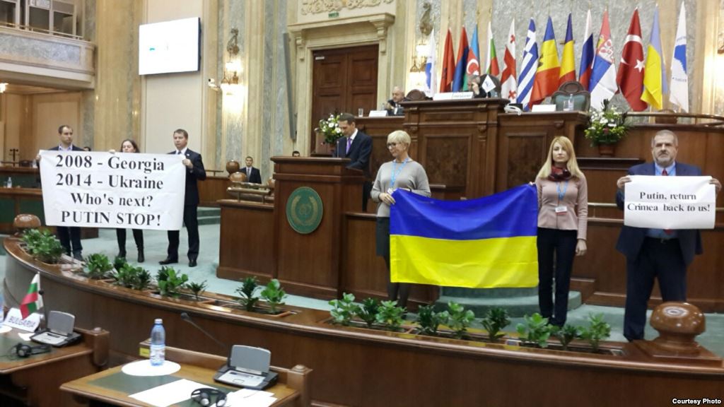 Українські депутати протестували в Бухаресті проти дій РФ. goo.gl/h3yFrX
