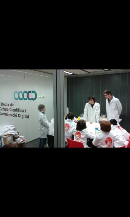 pquimic's tweet photo. Experiments d'allò més guais amb els petits científics! #NinsLab @ninsclub @c4dudg https://t.co/Dbfk6V6Nms