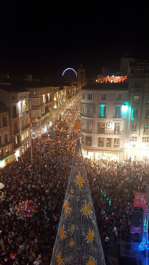 DiarioSUR's tweet photo. Así se ve la calle Larios de #Málaga a minutos de que llegue la #Navidad. Foto: @borisalas https://t.co/J742xGWbsW https://t.co/MPwnYlmphF