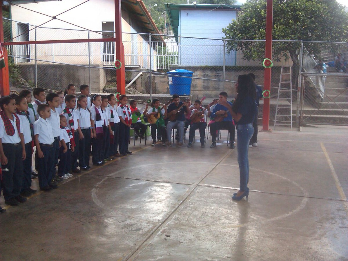 ModJGarmendia's tweet image. #Ensambleflautasycoro #parrandonnavideño @PSBIribarren @elsistema @ElSistemaLara 25-11-15