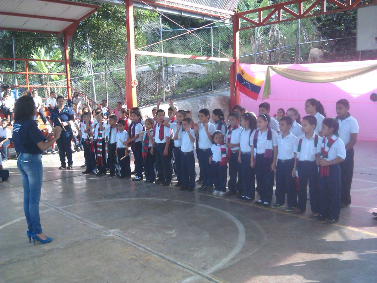 ModJGarmendia's tweet image. #Ensambleflautasycoro #parrandonnavideño @PSBIribarren @elsistema @ElSistemaLara 25-11-15