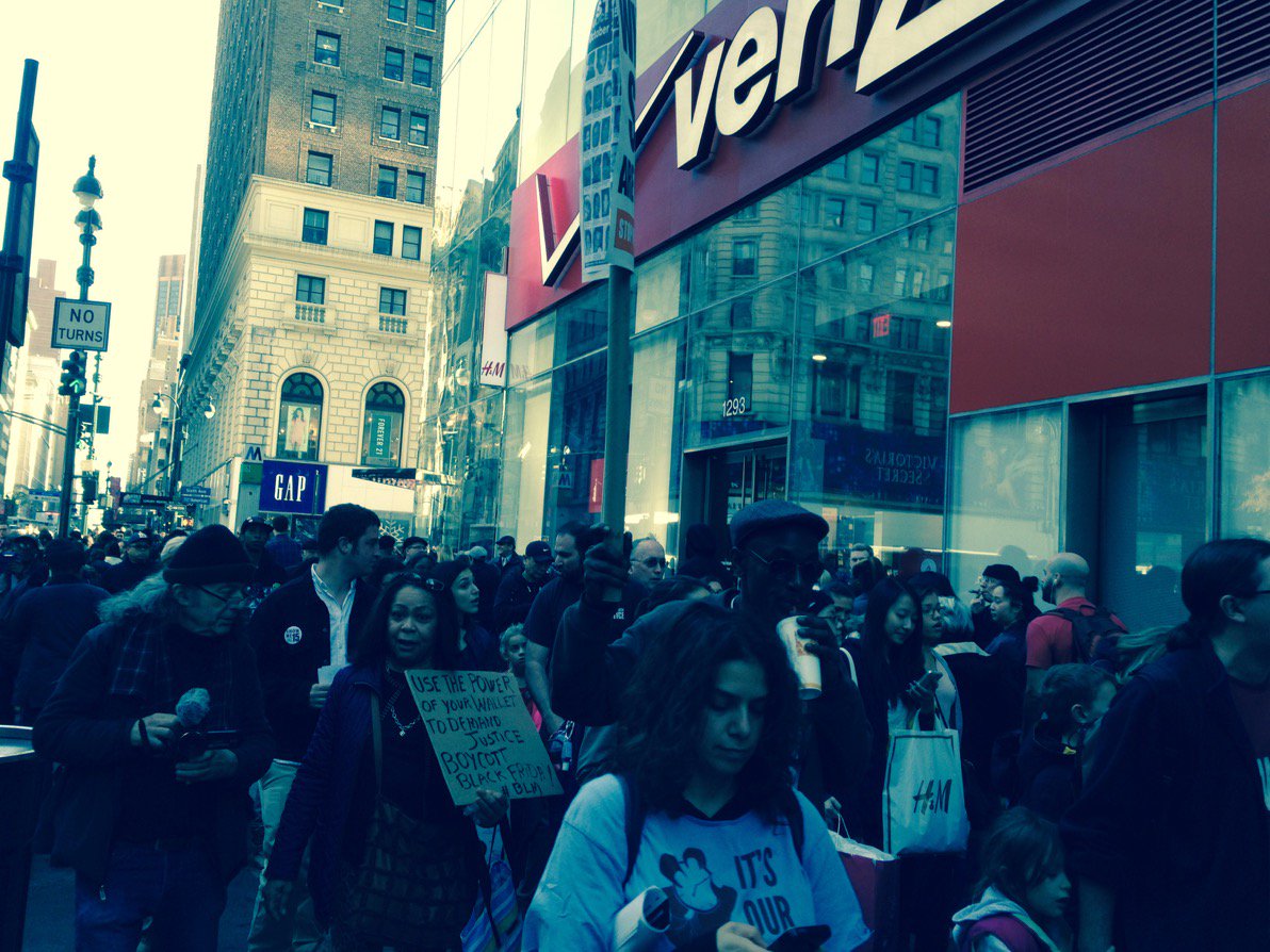 VzwRising's tweet photo. Retail workers, supporters march outside Herald Sq. Store - STRONGER UNITED! #BringBackBianca #StandUp2vz #nyc1u https://t.co/UBUvW0nsT8
