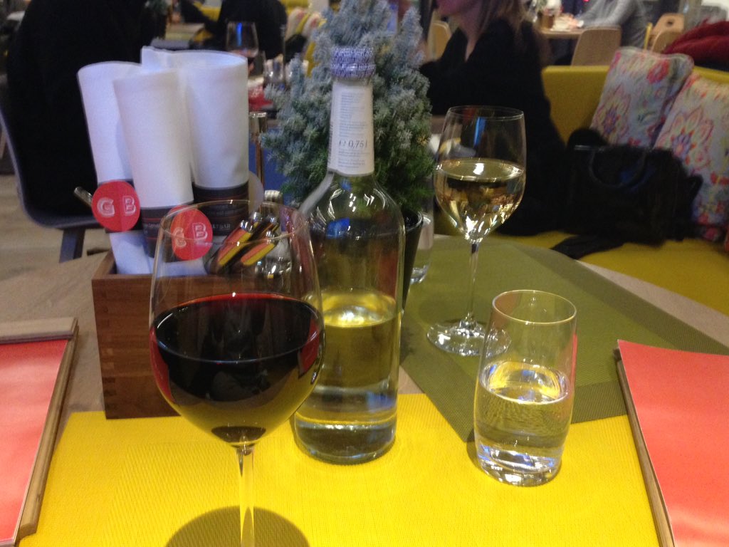 Marie Schwab (@schwabframuc) on Twitter photo Der @tmmd macht noch Fotos, aber..  Feierabend und Apero fangen gut an :-) #Novotel München Arnulfpark #feellikehome Der @tmmd macht noch Fotos, aber..  Feierabend und Apero fangen gut an :-) #Novotel München Arnulfpark #feellikehome