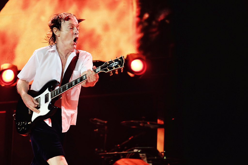 _awii_'s tweet photo. @acdc @DomainStadium #perth #HighwayToHell #angusyoung #guitar https://t.co/fi7QkZ3RiT