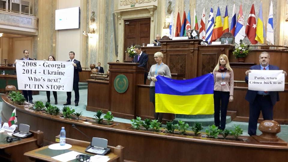 Українська делегація протестує проти російської агресії під час виступу спікера Держдуми Наришкіна у Бухаресті