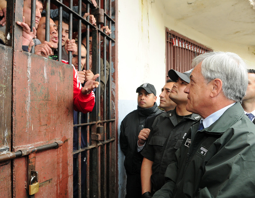rvfradiopopular's tweet photo. Como dice un muro en la Penitenciaria: 
"Acá en la Peni estamos los que robamos poco". #JovinoNovoa #UDI https://t.co/ay21aI0loF
