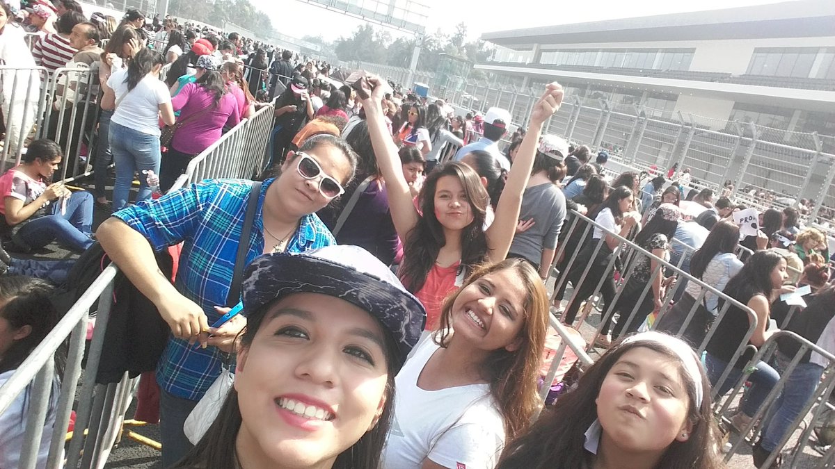 xochitl_ls's tweet photo. Una experiencia inolvidable, gracias @tvtelehit  #AsíVivíLosPremiosTelehit https://t.co/73uY94NCkw