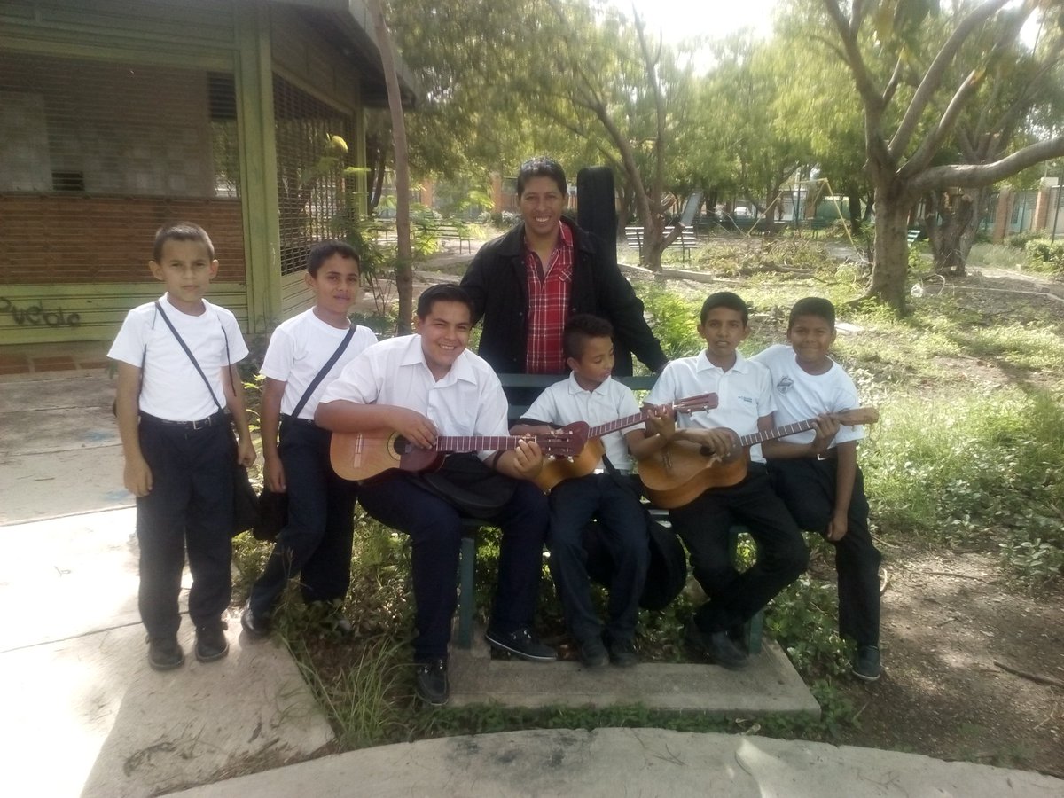 psbcastajriera's tweet photo. @PSBIribarren #PSBLara cantando y tocando ley del sistema desde Juan de Villegas;-):-D:-* https://t.co/gpnBSjxQhP