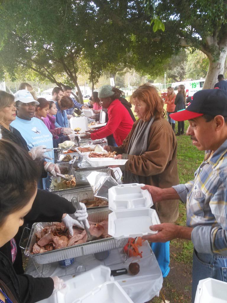 MrFrankNittyLBC's tweet photo. Nothing like feeding the homeless on Thanksgiving with my team the AUTHENTIC way!!! #GrittystyleMovement https://t.co/o4WoX8gBge