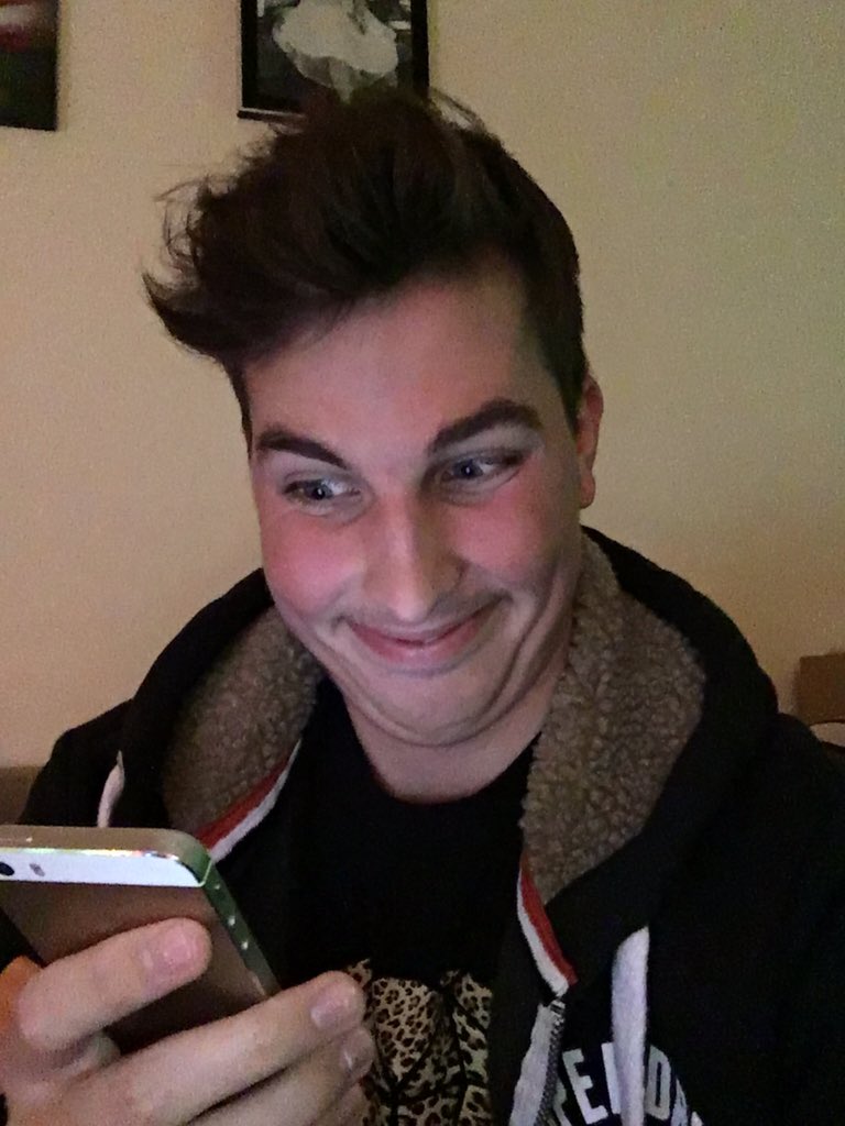 itsadamray's tweet photo. when ur crush snapchats u but the same snap is on their story https://t.co/P3L2hQYtWA