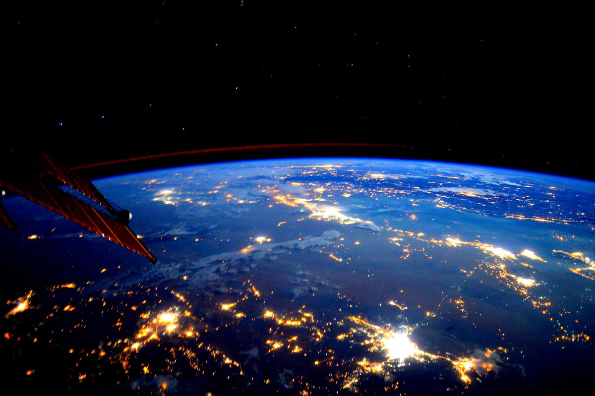 StationCDRKelly's tweet photo. Day 245. Night pulls its veil over Earth and she shines like the stars. #GoodNight from @space_station! #YearInSpace https://t.co/TltTPLCeBq