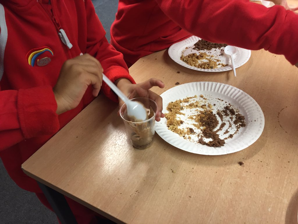 8thWillenhall's tweet photo. Rainbows had a #mud evening, making #mudcups and playing a muddy puddle #game #rainbowguides #girlguiding https://t.co/WD1kBzgRJA