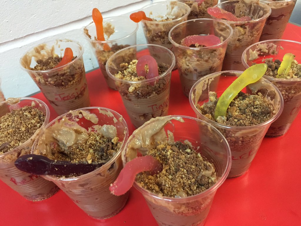 8thWillenhall's tweet photo. Rainbows had a #mud evening, making #mudcups and playing a muddy puddle #game #rainbowguides #girlguiding https://t.co/WD1kBzgRJA