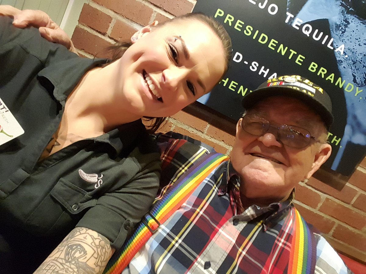 suckmyowl13's tweet photo. One of our favorite regulars,  Hyrum! Love him! #movinglaytonforward #chilislove #WFS! #Chilis https://t.co/XVBNK8FGNI