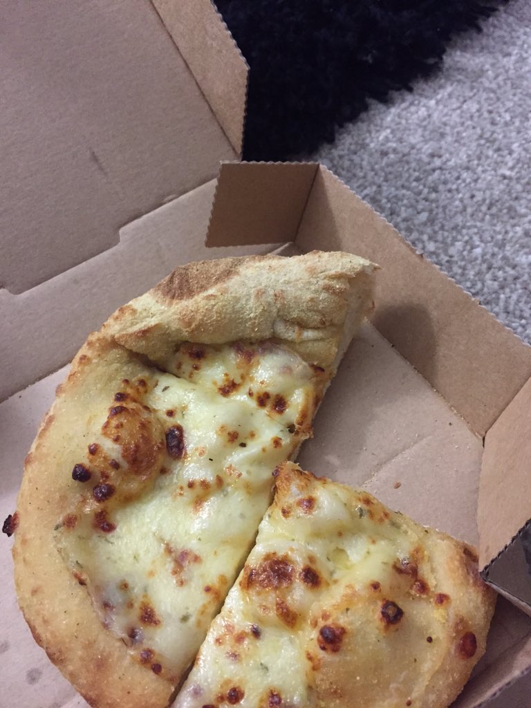 Ryan_Scottt's tweet photo. @dominos also really well sliced garlic bread! What type of people are you employing 😂 https://t.co/EuZWX1dDBC
