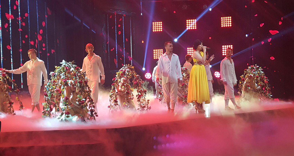 StaracArabia's tweet photo. الورود تزين المسرح و @HananeElKhader تغني "بياع الورد" #ريتويت ان احببتم اطلالة حنان #خلي_نجمك_يلمع https://t.co/l0Hb18ITqE