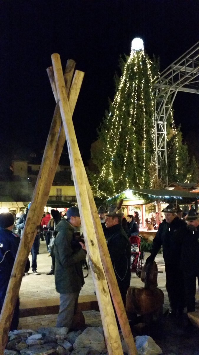 BorneyRenzo's tweet photo. # mercatini di natale#Aosta #inaugurazione# https://t.co/44P73qx5A2