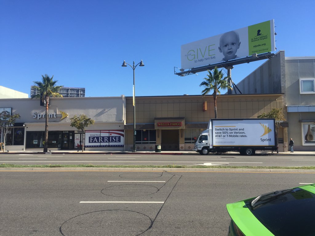 Experts Choice LAX store!!Gotta love the free advertising!Thank you Sprint!!@DannyIsho @BernardArabo <a href="/Scotty_Sprint/">Scott Meyer</a>