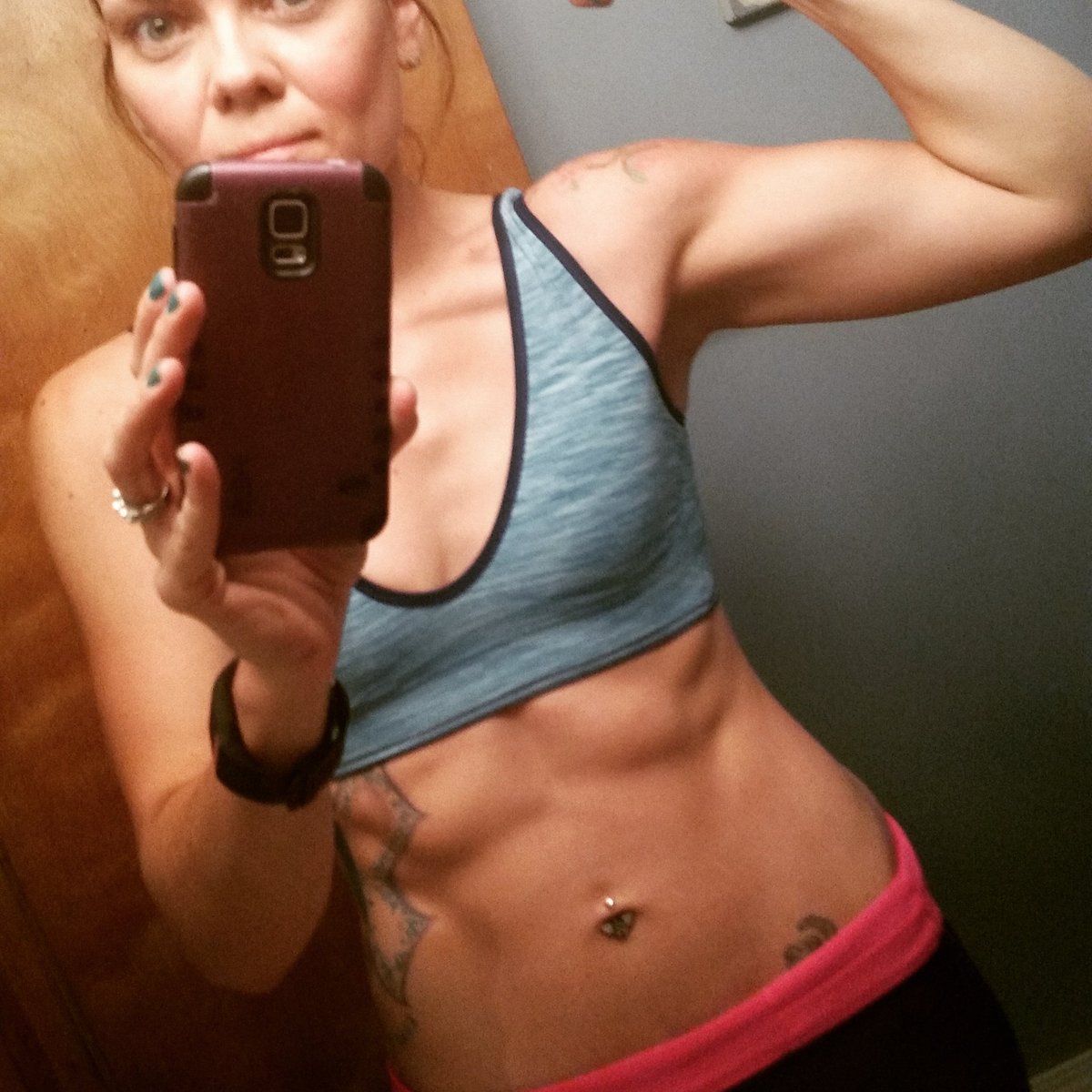 angela4148's tweet photo. Started this workout shit in Aug. Feeling damn good :) #FlexFriday #MuscleMama #GettingGuns #ThoseAbsTho #MomOfTwo https://t.co/DAUw4ygyl4