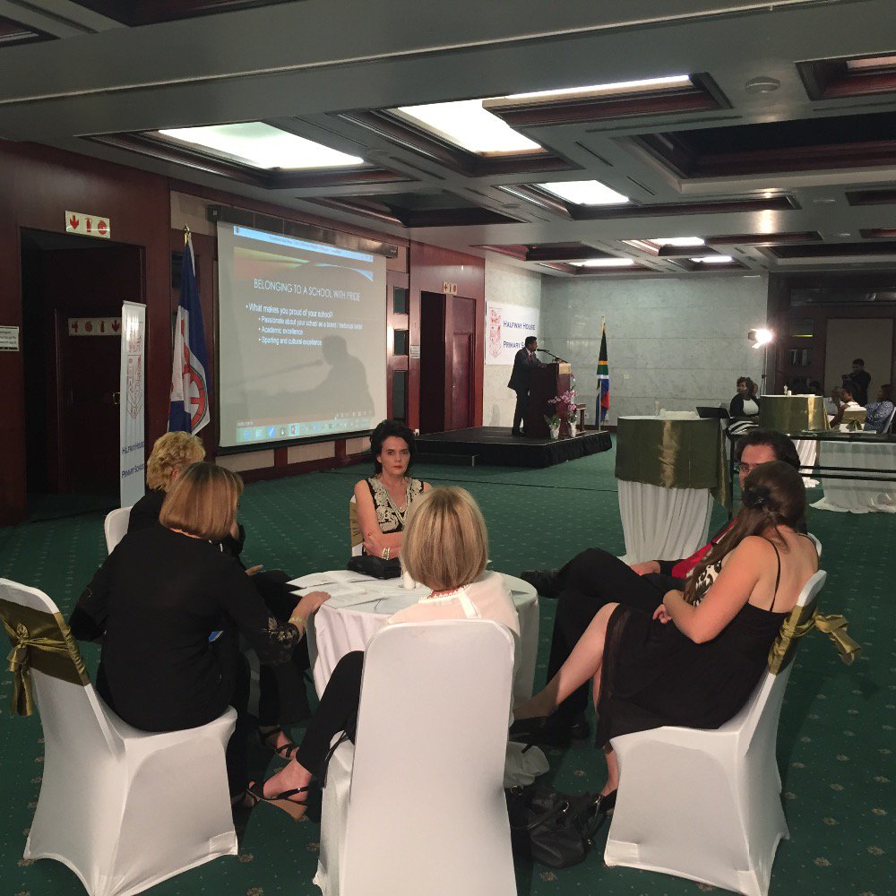 Jana_dup's tweet photo. #HalfwayHousePrimary well done on a successful evening! #Websitelaunch #flaglaunch! https://t.co/JtiUAykvab