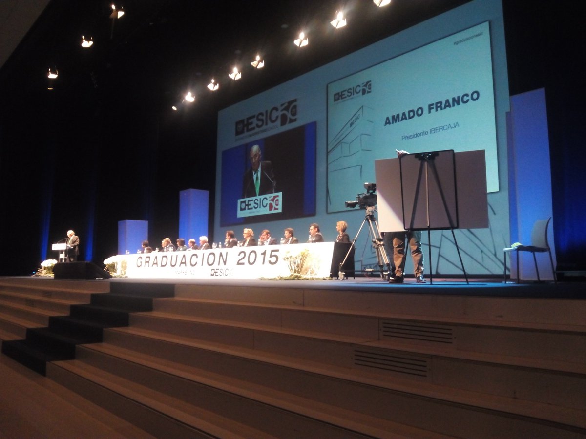 esiczaragoza's tweet photo. Amado Franco, presidente de @ibercaja despide la #graduacionESIC https://t.co/IRl0PoeakL