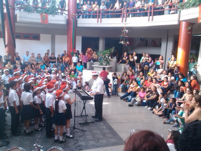 Feliz Navidad <a href="/OrquestaElVigia/">Núcleo El Vigia</a> bazar navideño #ElSistemaCumple40