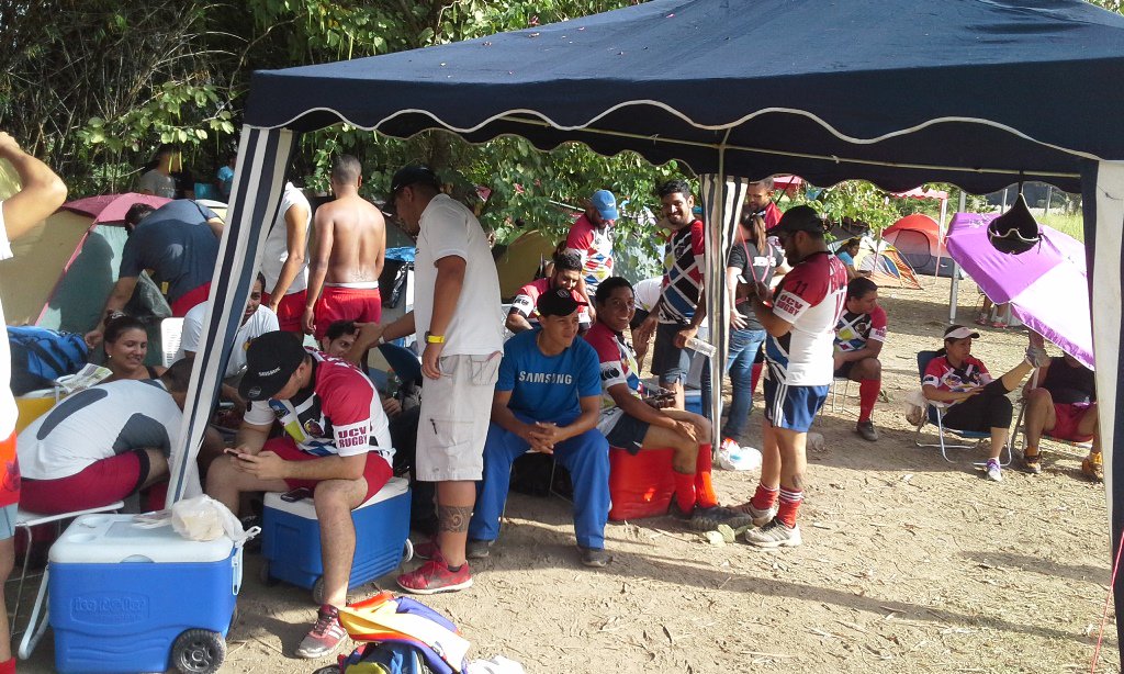 TripleBombaUCV's tweet photo. Compartiendo toldo, como todo buen equipo. Preparados para ver el partido de nuestros hermanos de @RugbyUCV https://t.co/0vmsMVPHs1
