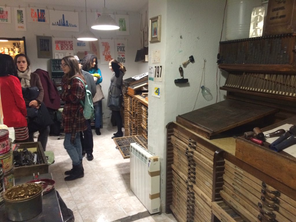 Enriquevillalba's tweet photo. Tras #litterae19 qué mejor que visitar @FamiliaPlomez con @Latipografa disfrutando de chibaletes, tipos, tintas... https://t.co/Q7PeUiJgXo
