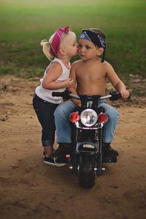 fltheadmike's tweet photo. The girls luv us bikers :) https://t.co/NYTJdSf3Jc