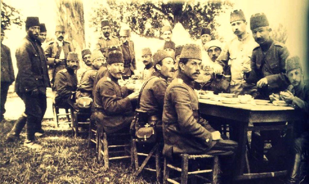 LutfuTurkkan's tweet photo. Selanik'ten Üsküp'e hareket etmek üzere olan Mustafa Kemal, sabah kahvaltısında. Sene 1910
Kaynak: Neval Konuk https://t.co/X2jTyBaxIp