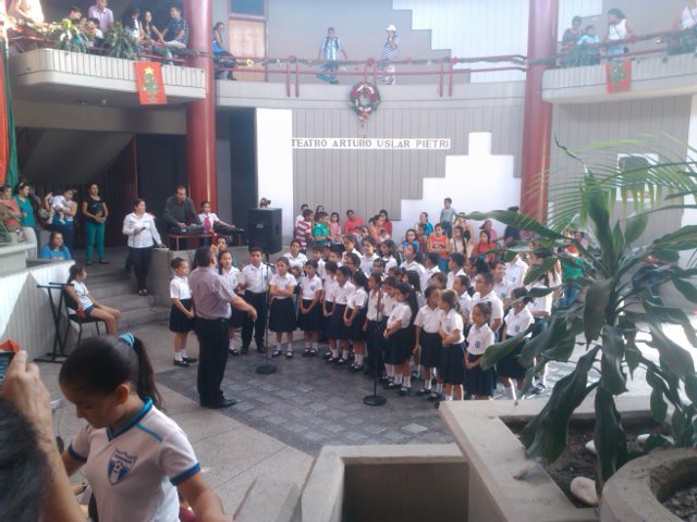 Coro de La Escuela Santa Teresita <a href="/OrquestaElVigia/">Núcleo El Vigia</a> #ElSistemaCumple40 bazar navideño