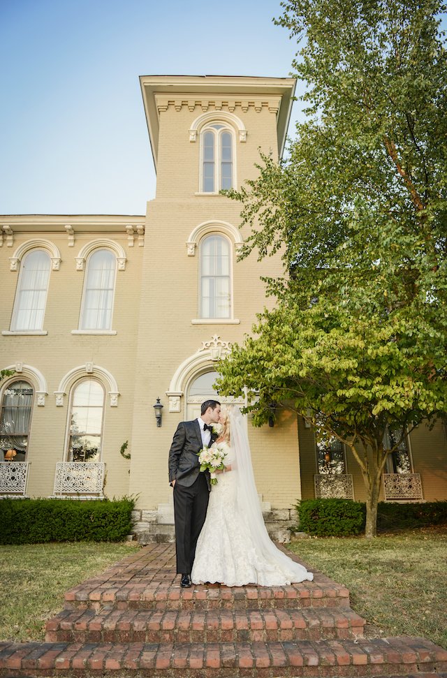 Brooke + Justin's Fabulous Gatsby-style Wedding at East Ivy Mansion bit.ly/1HrBjFU <a href="/thelifelens/">thelifelens</a>
