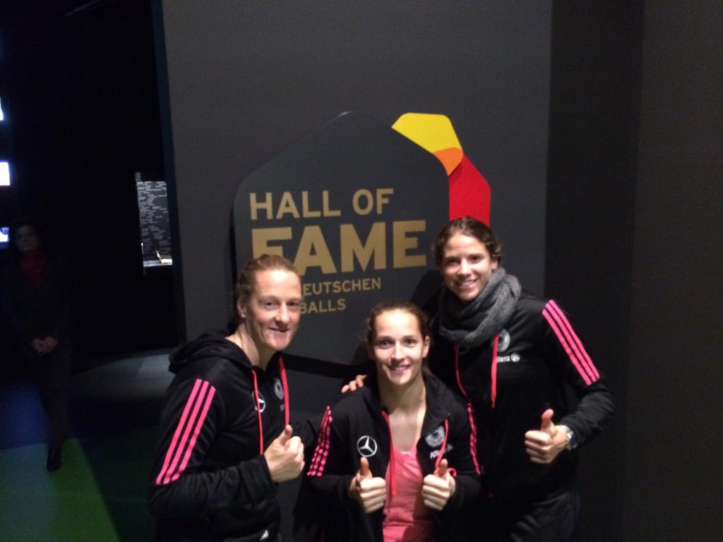 annike_krahn's tweet photo. Heute Besuch im @fussballmuseum mit @DFB_Frauen @mbehringer7 @92_laura  Schön wars :-) https://t.co/rh0D3DjQXN