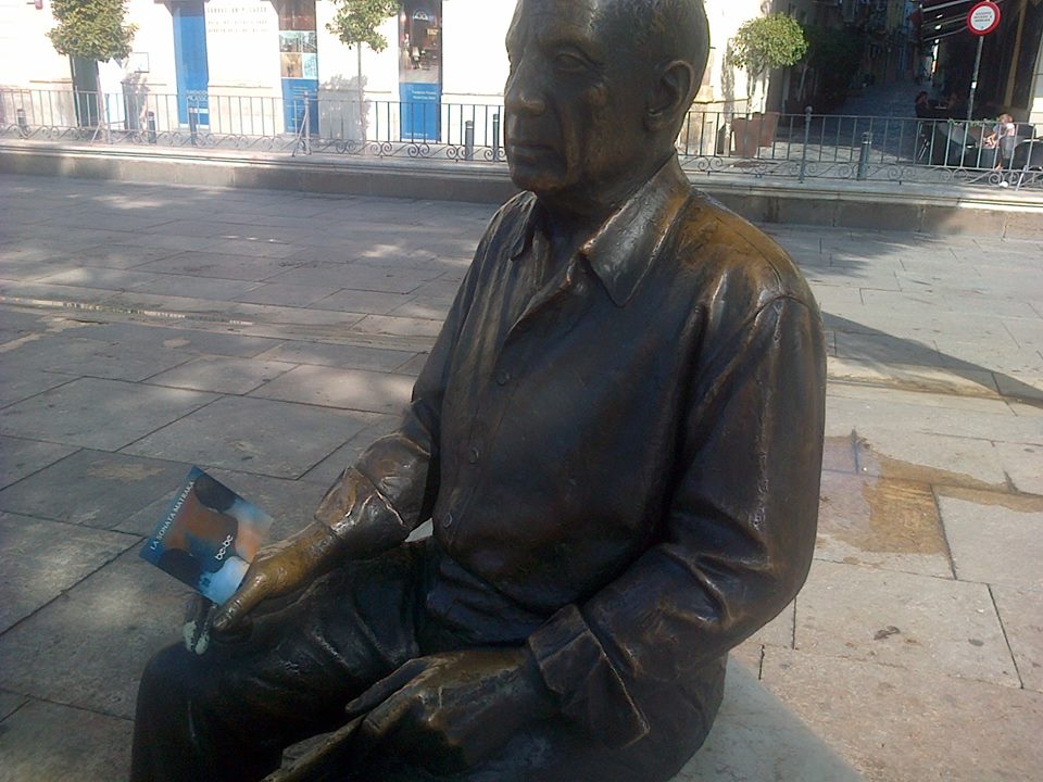 Foto que tomé a la estatua de #Picasso en #LaPlazaDeLaMerced (#Málaga) con el sencillo de <a href="/LaSonataMatraka/">La Sonata Matraka</a>... 😎