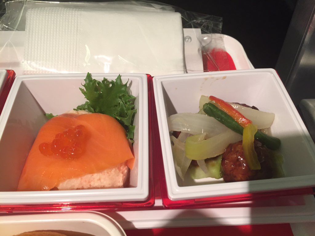 seijia2001's tweet photo. #JAL #伝統のスモークサーモン Cクラス含め過去最大級かも。これ、イクラ付きでしかも2つ折りにしてあります。
#JL033 #HNDBKK https://t.co/vIxIAjy8Gn
