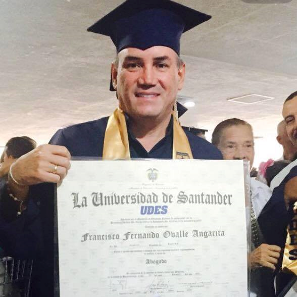 RPTNoticias's tweet photo. El gobernador electo del Cesar @FrancoOvalle se graduó de abogado en la @UDESValledupar https://t.co/oVDXq43uBc