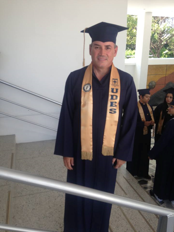 RPTNoticias's tweet photo. El gobernador electo del Cesar @FrancoOvalle se graduó de abogado en la @UDESValledupar https://t.co/oVDXq43uBc
