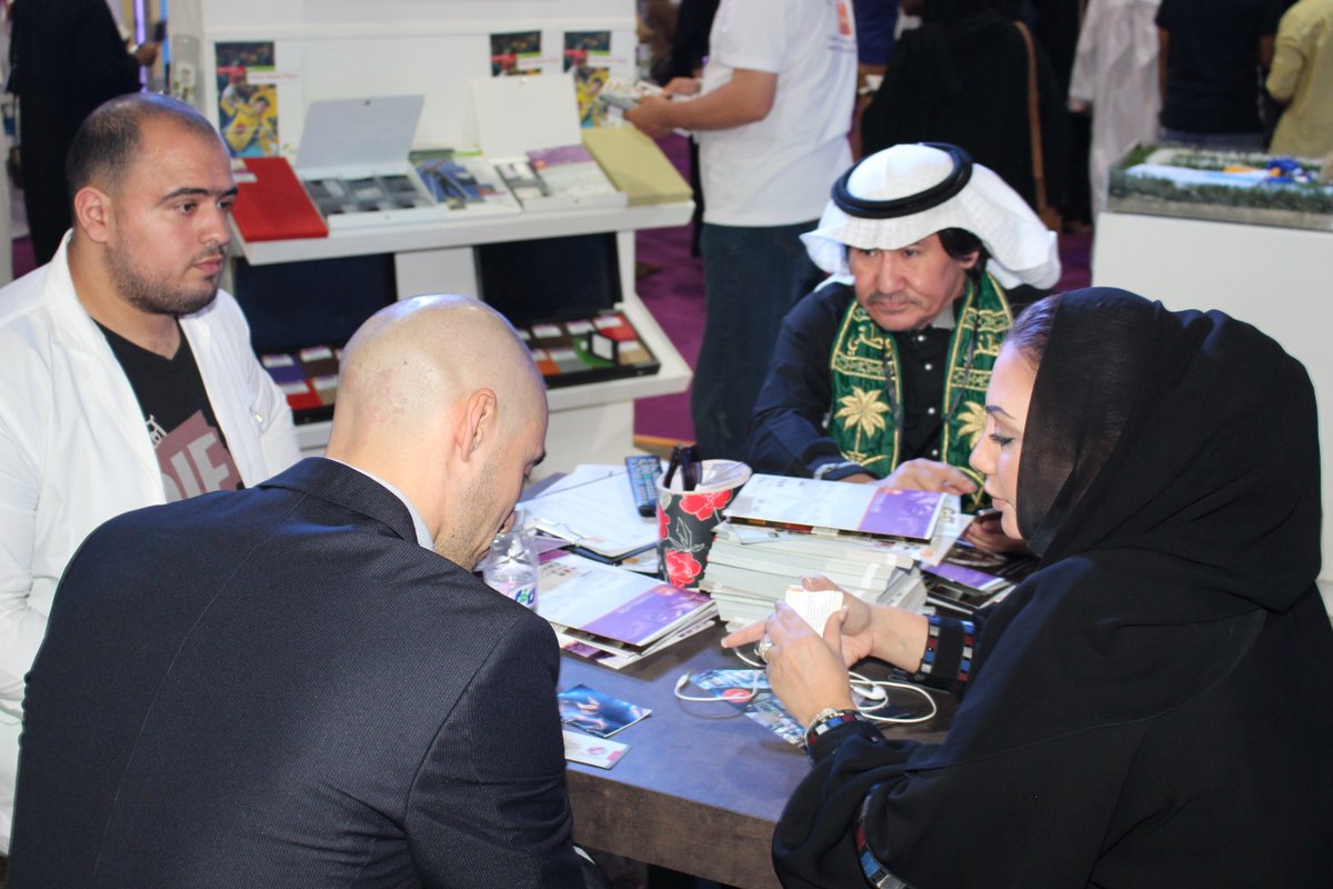 8990000000's tweet photo. سيدة اعمال سعودية  رانيا شاكر   تعلن عن اول اكاديمية لصناعة النجوم #جدة_غدا https://t.co/EVC0u4px1I