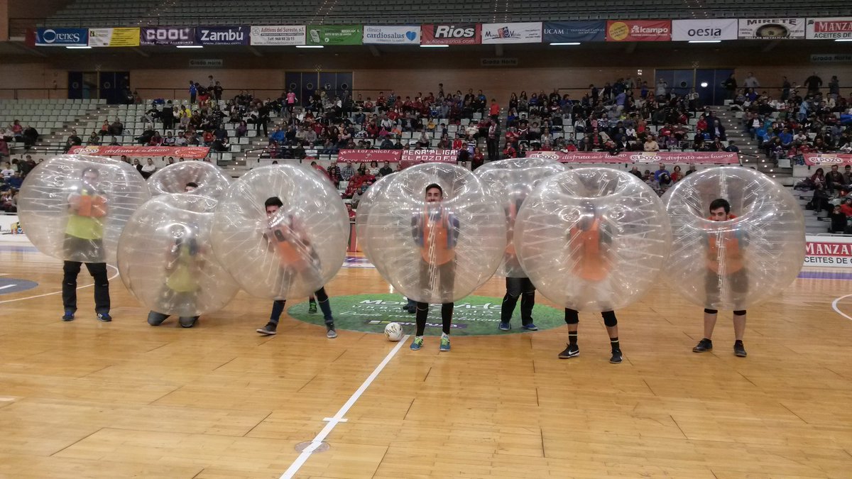 ElPozoMurcia_FS's tweet photo. En el descanso hoy hemos contado con una exhibición de Fútbol Burbuja con los amigos de Qué hacer en Murcia ; ) https://t.co/UItmxPjj3x