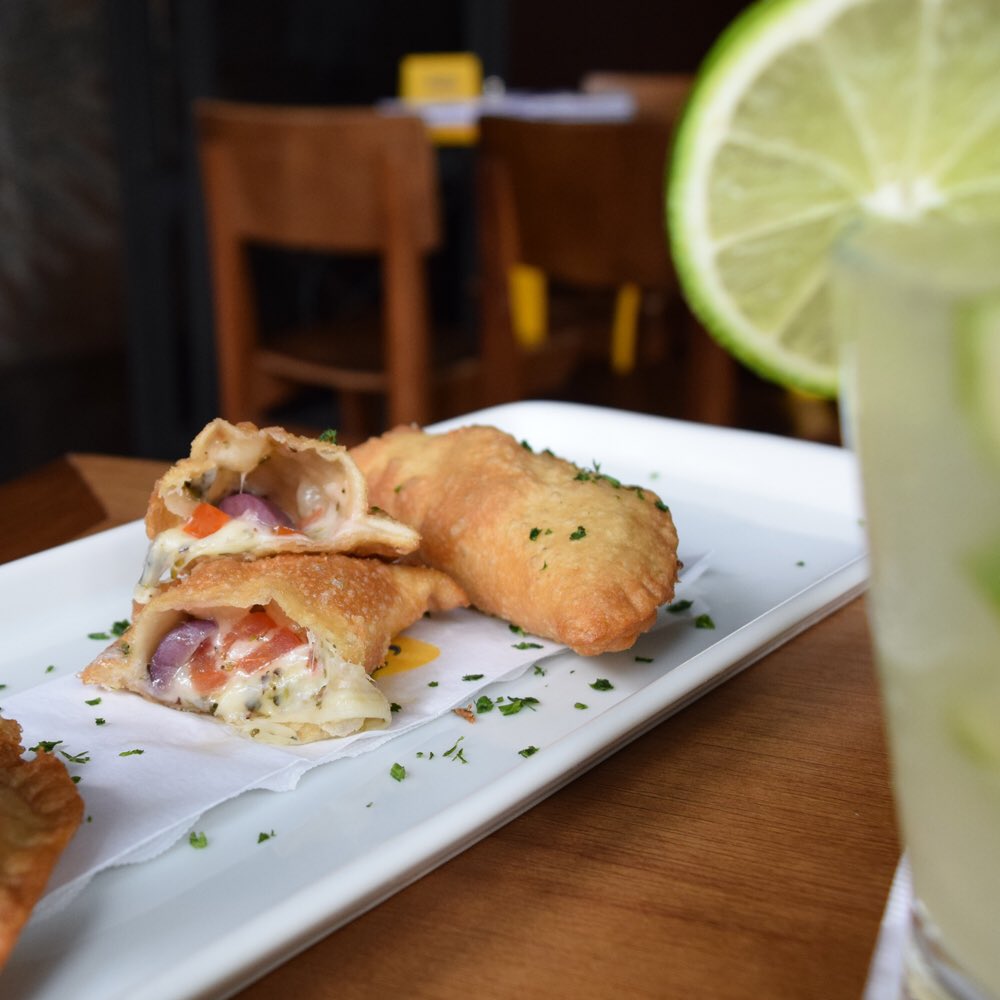 SerafinaSP's tweet photo. Mini calzones fritos recheados de mussarela, tomate, orégano e azeitona preta | PANZEROTTI!#serafinabrasil https://t.co/Phld2fYoYi