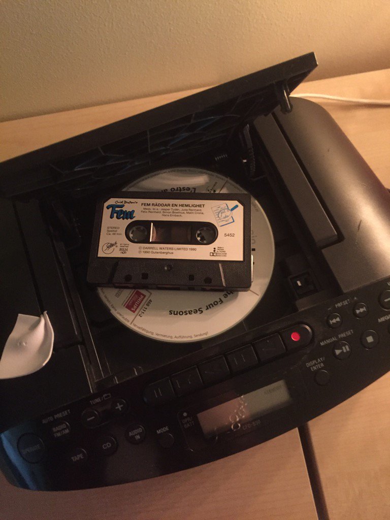 ChristineOdman's tweet photo. Idag på jobbet mötte jag denna syn när jag öpnade CD-spelaren... 😂 #kevingeskolan https://t.co/MtbYk3I3yN