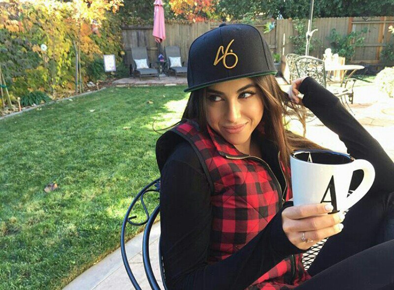 TrinaVega_19's tweet photo. Mornings at the Gardner house❤ Bbbbrrrrrrr❄❄ https://t.co/qaAeVkJdUA