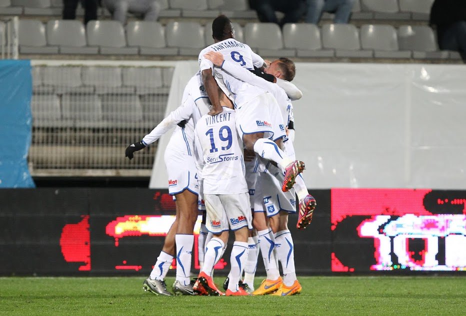 AJA's tweet photo. Grâce à sa victoire 3-1 face à Créteil, l'@AJA est 7e de @Ligue2 avec 24pts, autant que Le Havre 4e ! Place au derby https://t.co/YBmSLOAdo8