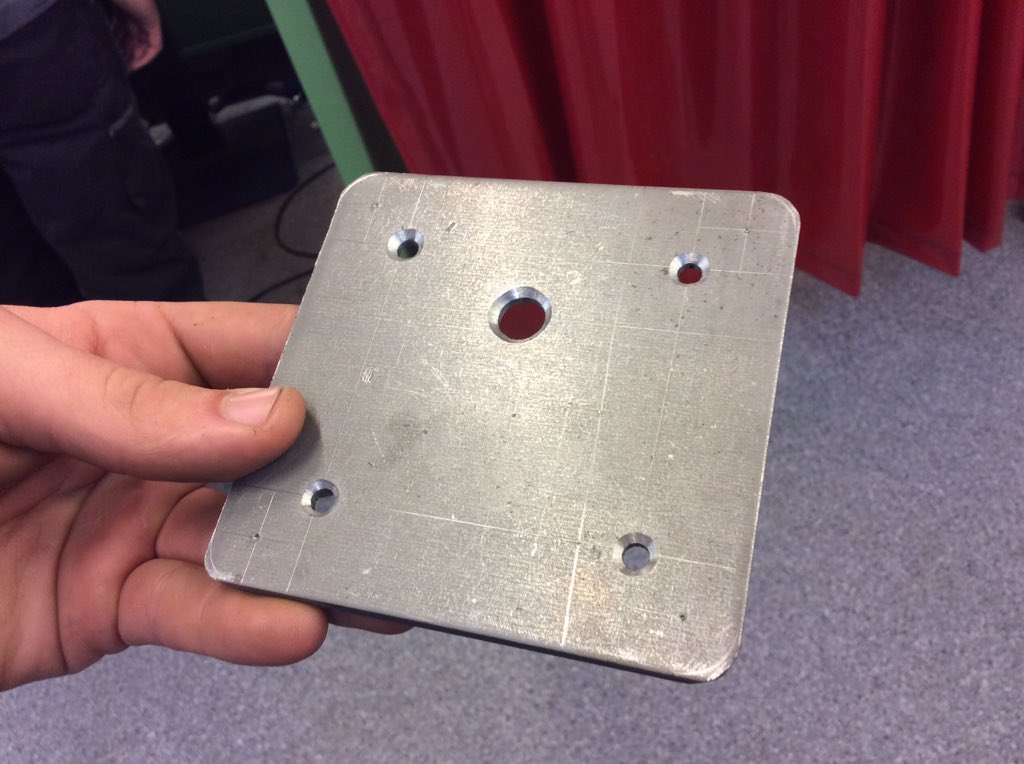 kheres's tweet photo. Ook dit is #techniek #constructiewerk , aftekenen, centeren, boren, verzinken #Technologie_ICT https://t.co/ZWRbaLnCXq