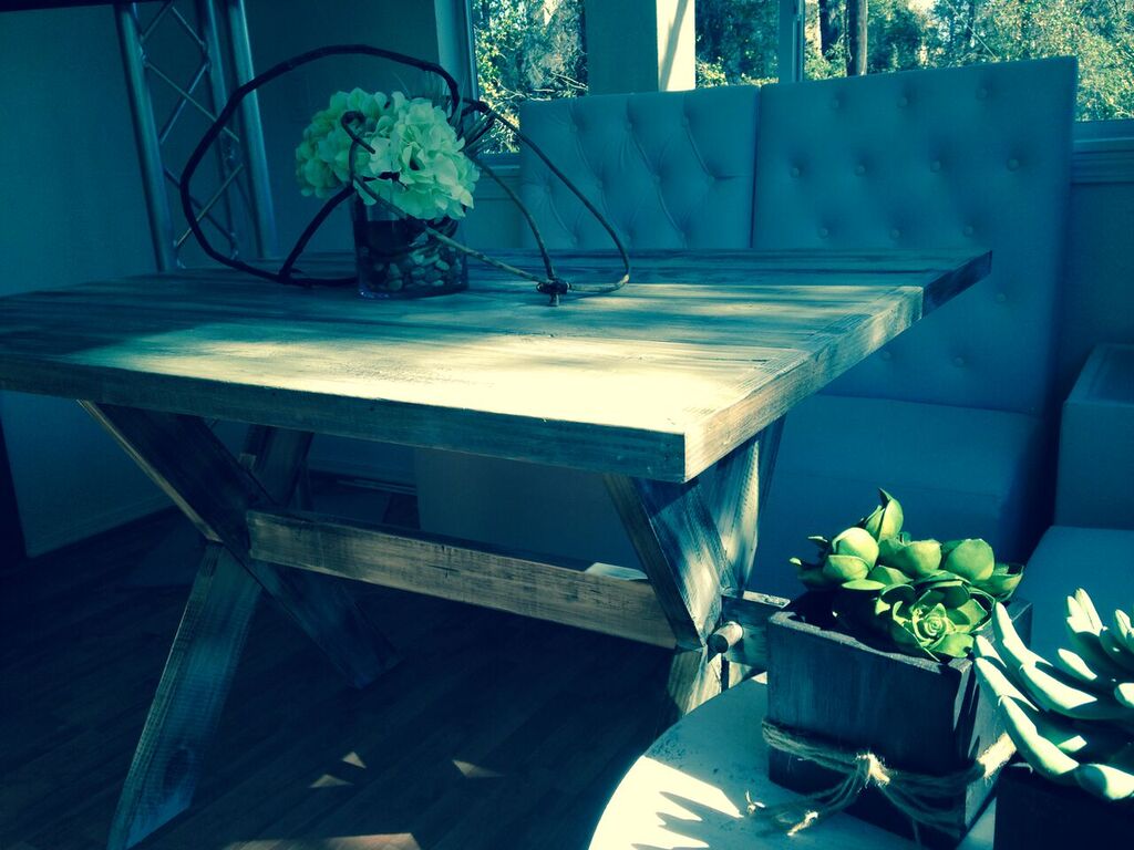 Lounge4Events's tweet image. Mix and match to make your events spectacular! Our farm tables and white leather lounge seats are a great pairing!