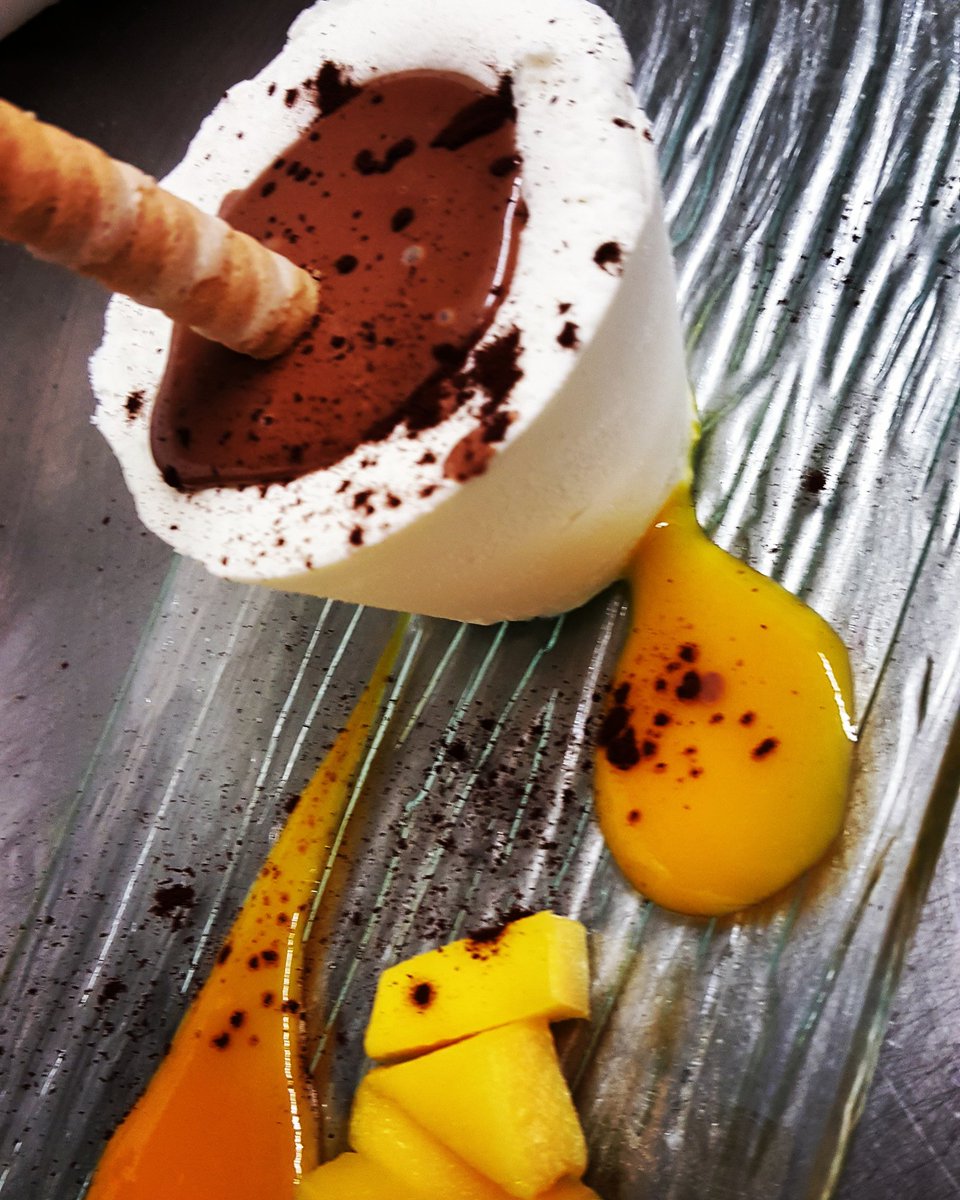 Nuestro postre de nata, chocolate caliente y mango #cangas #chocolate #martinustaperia