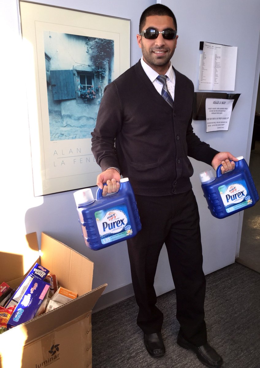 CheckerYYC's tweet image. Our driver donating 2 CRAM-A-CAB TO FEED A VET. We want to cram 6 cabs. #choosetaxis #donation #Donationshelp #yyc