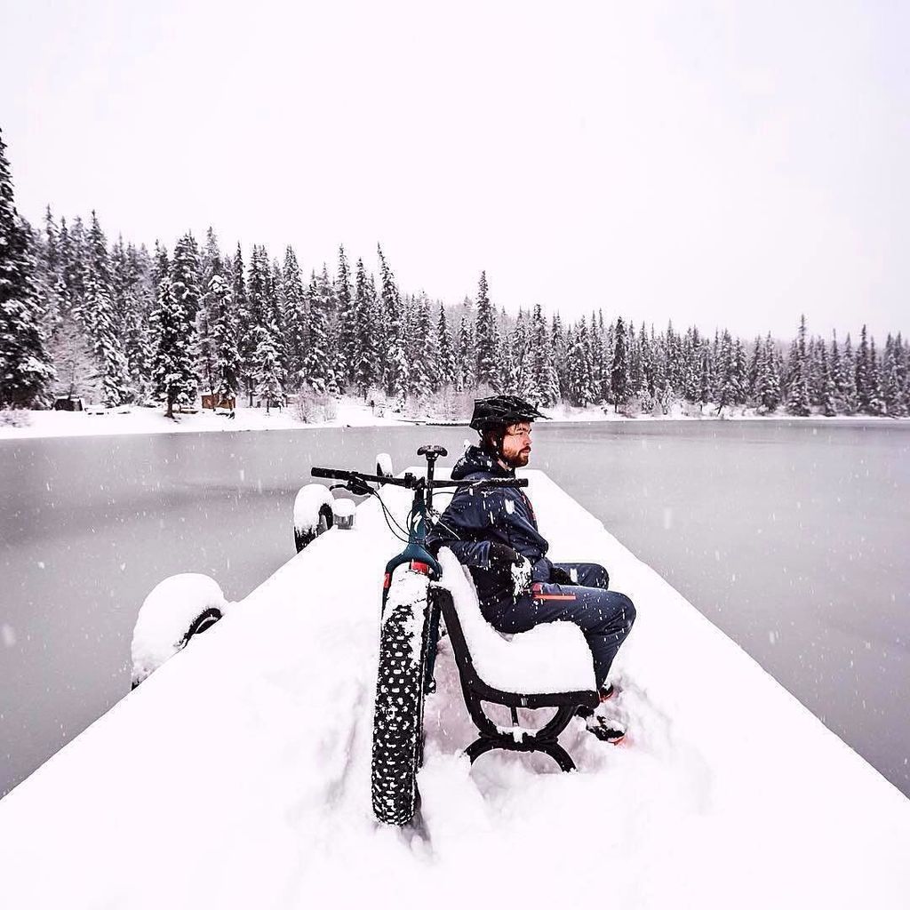 specialized_ca's tweet photo. What's an 'off-season'? #fatbikefridays #powder #bigtimeriding #iamspecialized #686 #defro… https://t.co/yFMs5Yyvet https://t.co/f1r3iDAvKZ