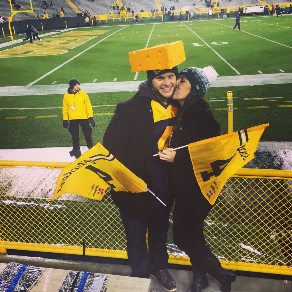 magsromano's tweet photo. 💚💛🏈🧀 #packers #row21 #Lambeau https://t.co/qi4LkMNXRE